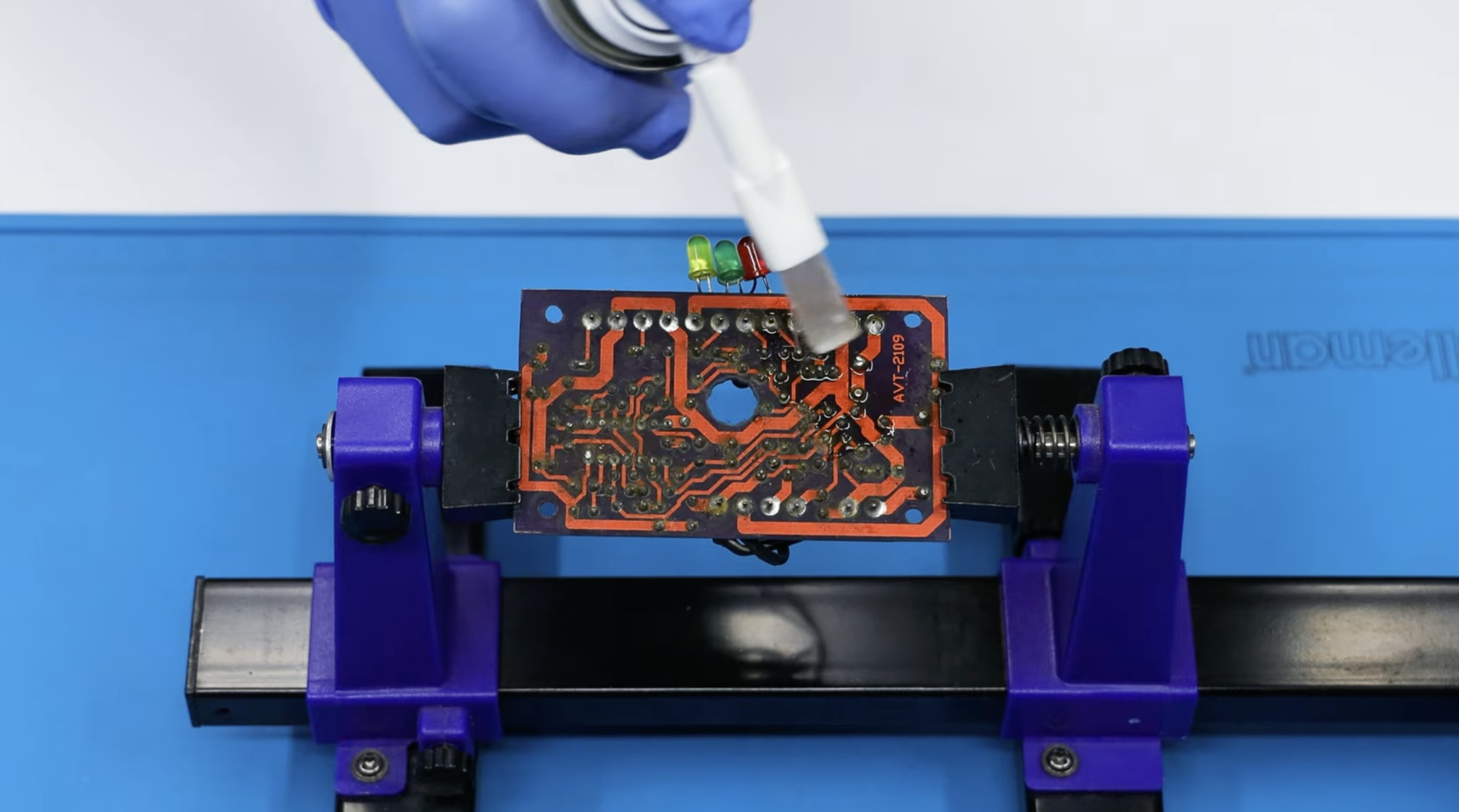 Čistič dosiek plošných spojov Kontakt PCB Plus — aerosol so štetčekom